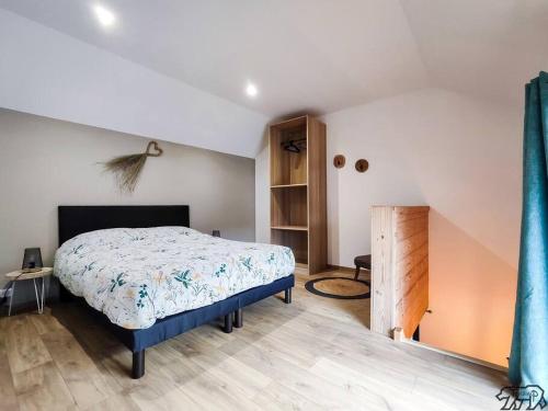 - une chambre avec un lit dans l'établissement Gite de la Ravanne/Le petit nid, à Ramonchamp