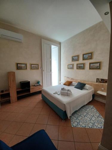 ナポリにあるDomus Duomo B&B Napoliのベッドルーム(大型ベッド1台付)、バスルームが備わります。