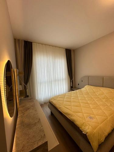 1 dormitorio con cama y ventana grande en Ebruli 53, en Avcılar