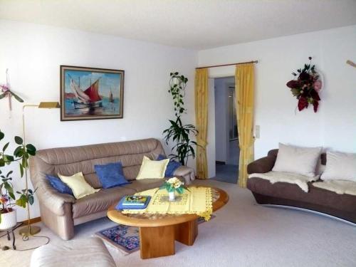 ein Wohnzimmer mit einer Couch und einem Couchtisch in der Unterkunft Ferienwohnung Schulz in Schwörstadt