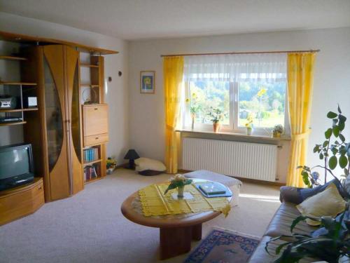 sala de estar con sofá y mesa en Ferienwohnung Schulz en Schwörstadt
