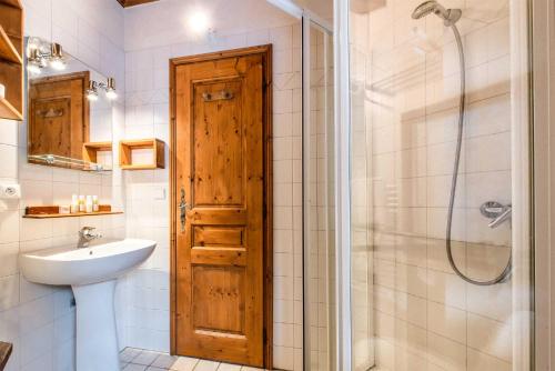 a bathroom with a sink and a shower and a toilet at Madame Vacances Chalet Morgane in La Tania