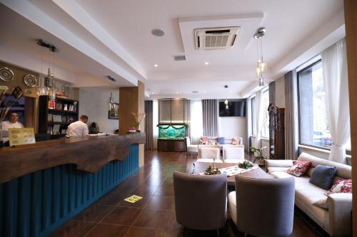 een lobby met een bar en een woonkamer bij Hotel 1 Maji in Pogradec