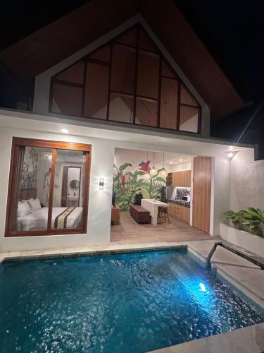 einen großen Pool in einem Zimmer mit Schlafzimmer in der Unterkunft Bali Bird Villa in Seminyak