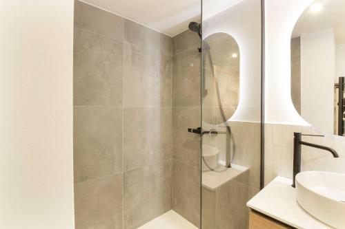 une salle de bain avec douche et lavabo dans l'établissement Appt Bechar Le Petit Bechar Newly Renovated, aux Houches