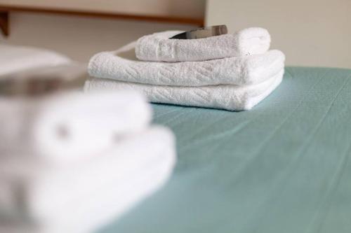 uma pilha de toalhas sentadas em cima de uma cama em Charming 1 BR flat near Hyde Park em Londres
