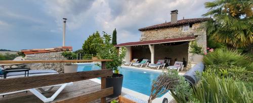 une villa avec une piscine à côté d'une maison dans l'établissement La Rose, à Brossac