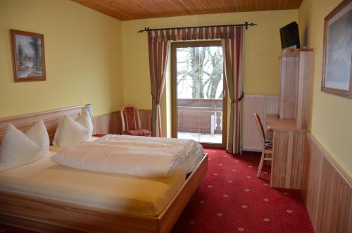 Tempat tidur dalam kamar di Gasthof-Pension Urzn