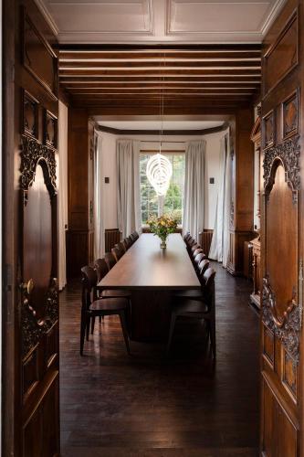 une salle à manger avec une table et des chaises en cuir dans l'établissement Private Oasis: Luxe 20-guest Estate, Jacuzzi, 8 Ha, à Bazeilles