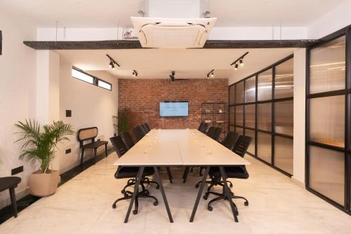 Una televisión o centro de entretenimiento en Minimalist Poshtel & Suites