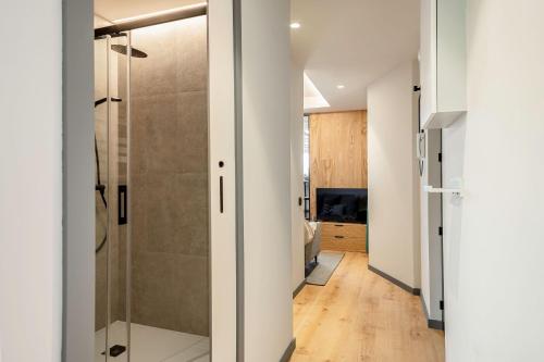 uma casa de banho com um chuveiro e uma porta de vidro em Luderna - Arc de Sant Marti Barcelona em Barcelona