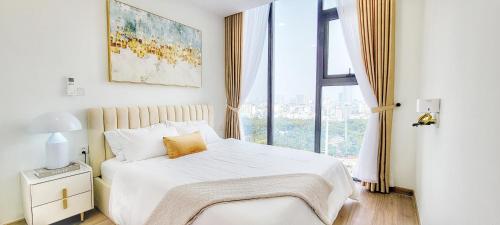 - une chambre avec un lit et une grande fenêtre dans l'établissement ecogreen saigon-1119, à Hô-Chi-Minh-Ville