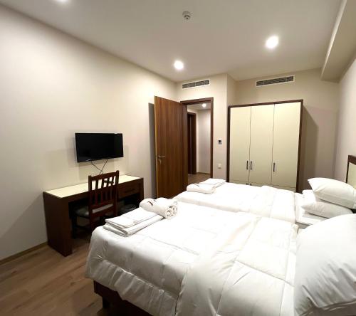 Postel nebo postele na pokoji v ubytování HOTEL WEST TBILISI