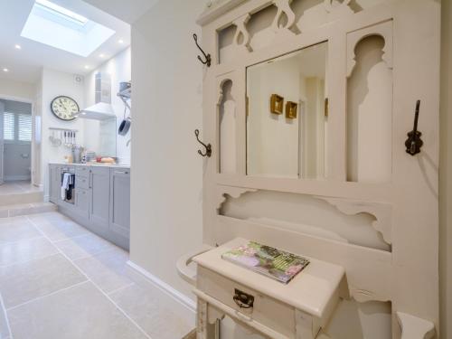 biała łazienka z umywalką i blatem w obiekcie 1 bed property in Tetbury 79151 w mieście Tetbury