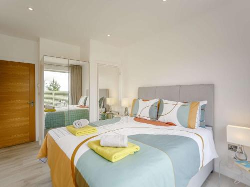 ein Schlafzimmer mit einem großen Bett mit Handtüchern darauf in der Unterkunft 2 bed in Northallerton 83398 in Brompton