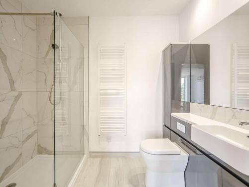 uma casa de banho com um chuveiro, um WC e um lavatório. em 2 bed in Northallerton 83398 em Brompton
