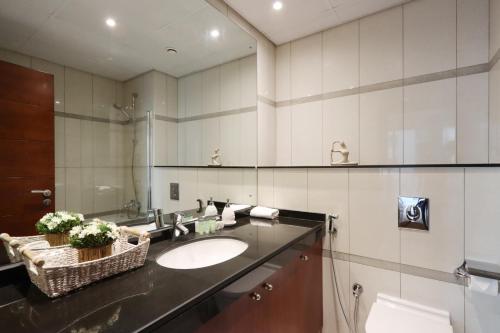 Koupelna v ubytování Charm 2BR in WestSide, Dubai Marina by Livbnb