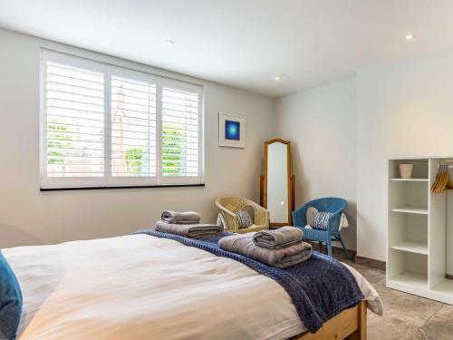 1 dormitorio con 1 cama, 2 sillas y espejo en 1 Bed in Paignton 87811 en Paignton