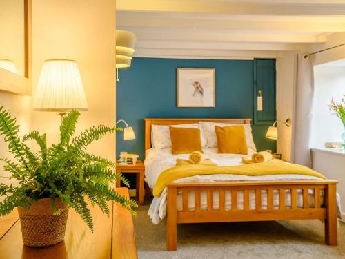 um quarto com uma cama com uma parede azul em 1 bed in St Briavels 88814 em Saint Briavels