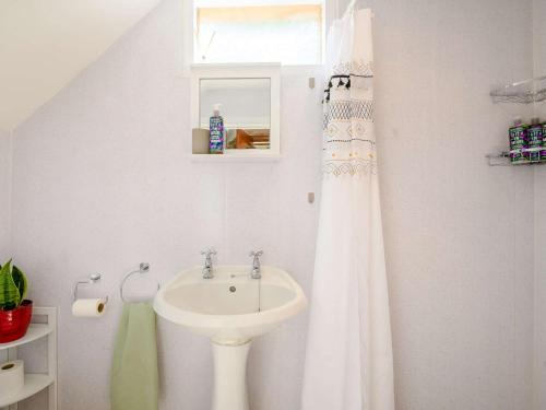 La salle de bains est pourvue d'un lavabo et d'un rideau de douche. dans l'établissement 1 bed in St Briavels 88814, à Saint Briavels