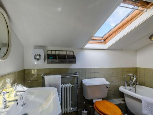 baño con lavabo, aseo y tragaluz en 3 Bed in Great Ryburgh KT143 en Great Ryburgh