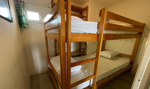 - deux lits superposés dans une petite chambre dans l'établissement Appartement 4 personnes- 2 chambres face à l océan saint hilaire de riez, à Saint-Hilaire-de-Riez