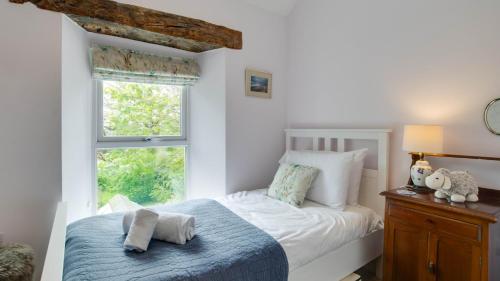 una camera con letto e finestra di Lilac House a Port-Eynon
