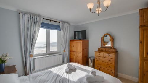 um quarto com uma cama, uma janela e uma cómoda em St Leonards em Newton