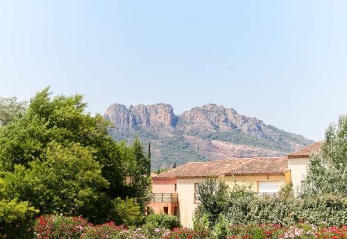 a mountain in the distance with houses and trees at B&B HOTEL Fréjus Roquebrune-sur-Argens in Roquebrune-sur-Argens
