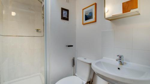un bagno bianco con un water e un lavandino di Fairhaven Court a Newton