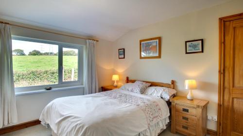 Säng eller sängar i ett rum på Crwcca Farm Cottage