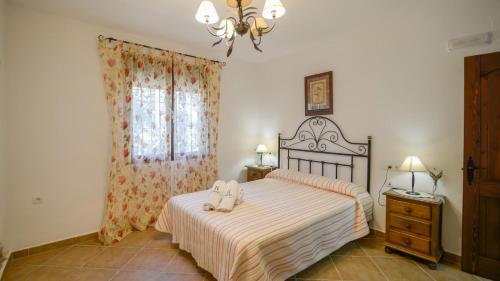 - une chambre avec un lit avec deux animaux rembourrés dans l'établissement Al Hayón Órgiva by Ruralidays, à Órgiva