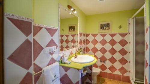 La salle de bains est pourvue d'un lavabo et d'un miroir. dans l'établissement Al Hayón Órgiva by Ruralidays, à Órgiva