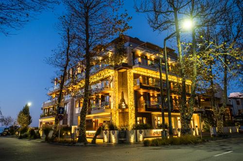un edificio iluminado con una luz de la calle en la parte delantera en Mala Garden Design Hotel en Siófok