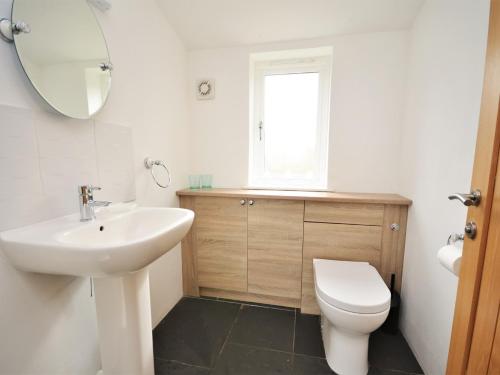 Bilik mandi di 2 bed in St Davids 42280