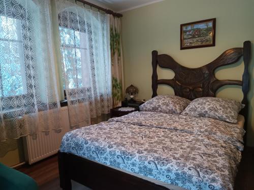 um quarto com uma cama e duas janelas em Pensjonat Wiking em Stare Jabłonki