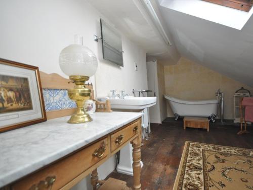 y baño con lavabo y bañera. en 3 bed in Coleford 52148 en Bream