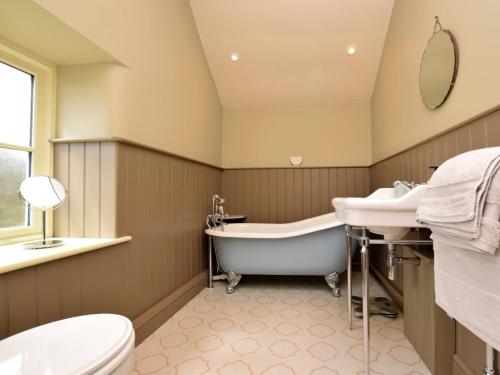 een badkamer met een bad, een wastafel en een toilet bij 2 Bed in Holymoorside 49757 in Old Brampton