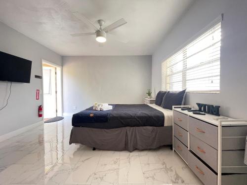 a bedroom with a bed and a ceiling fan at Studio Apartment By Pmi Edgewood in Fort Lauderdale