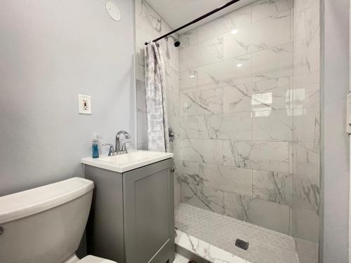 uma casa de banho com um WC, um lavatório e um chuveiro em Studio Apartment By Pmi Edgewood em Fort Lauderdale
