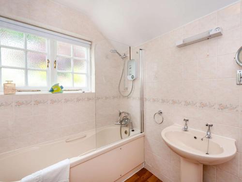 Phòng tắm tại 4 bed in Eastbourne EHC30