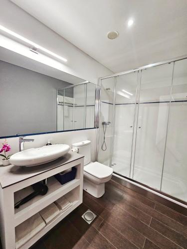 ein Badezimmer mit Toilette, Waschbecken und Dusche in der Unterkunft Anadia Atrium in Funchal
