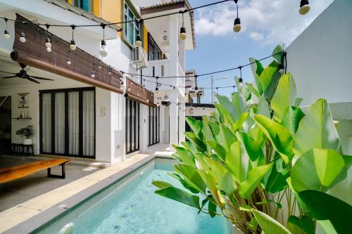 an indoor pool in a house with plants at Villapadu Kota in Kuala Terengganu