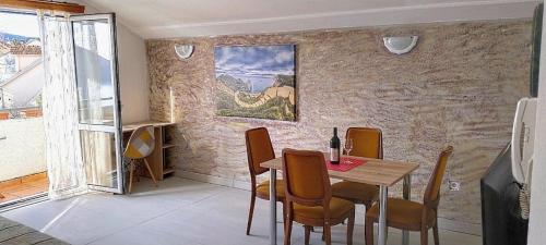 - une salle à manger avec une table et des chaises dans l'établissement Apartments "Belle Vue", à Herceg-Novi