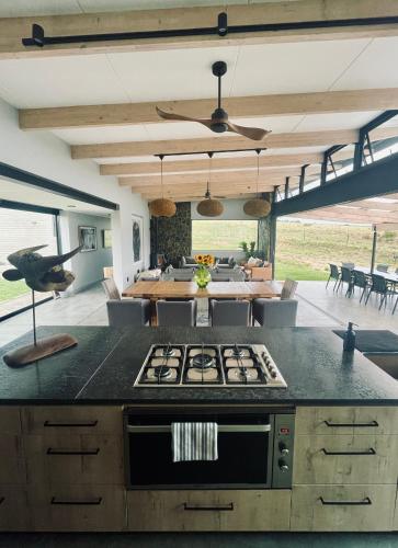 Dapur atau dapur kecil di The Villa at 40 Acres - Self-Catering Luxury Farmhouse on 16 hectares