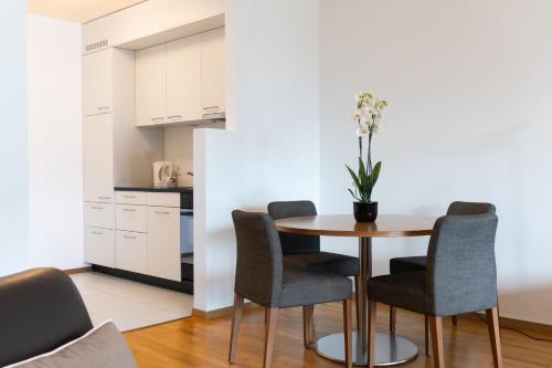 a kitchen and dining room with a table and chairs at Tertianum Residenza Al Parco Appartements & Restaurant in Locarno