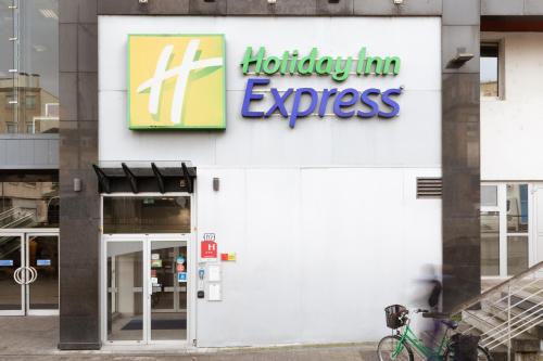 Holiday Inn Express Amiens, an IHG Hotel في أميان: مبنى فيه لافته مكتوب فيها هوليدي ان سريع