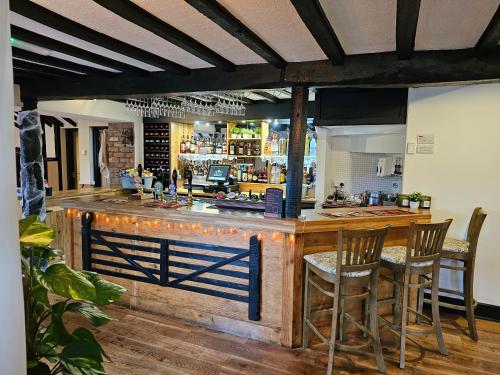 Ποτά στο The Gate Hangs High