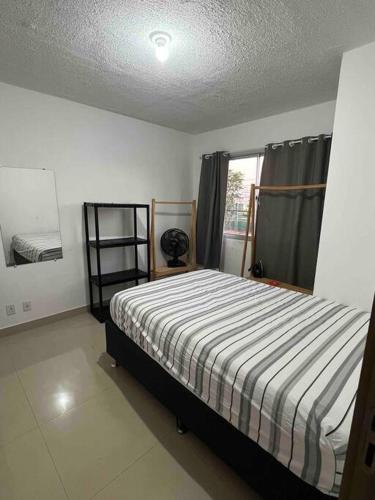 a bedroom with a bed and a window in it at Casa de 2 quartos toda mobiliada in Brasilia