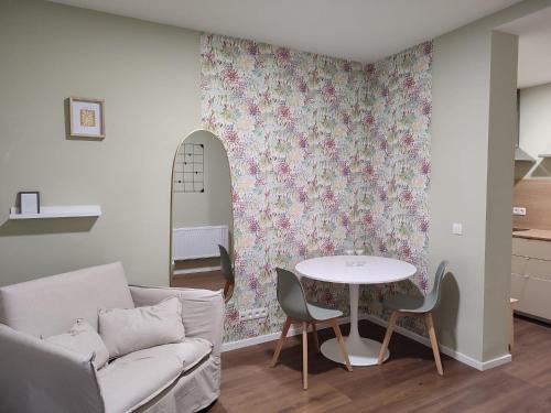 een woonkamer met een bank en een tafel bij Leeuwerik studio in Antwerpen